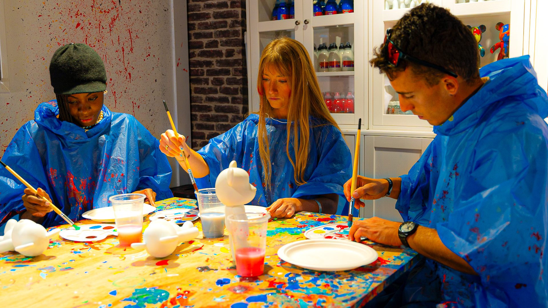 Participant en train de verser la peinture sur un Bear Brick