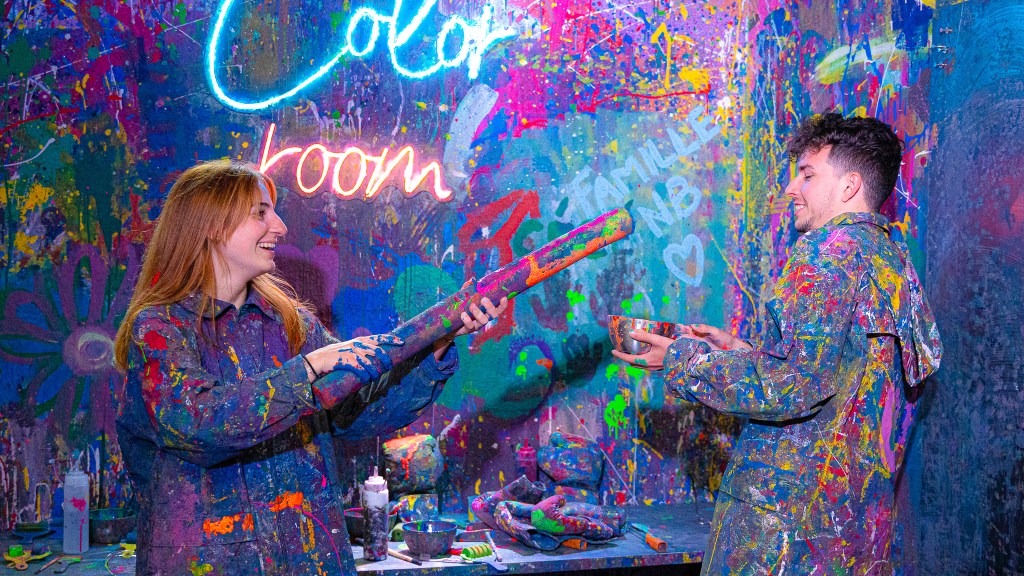 Session Color Room : deux collègues projettent de la peinture sur les murs