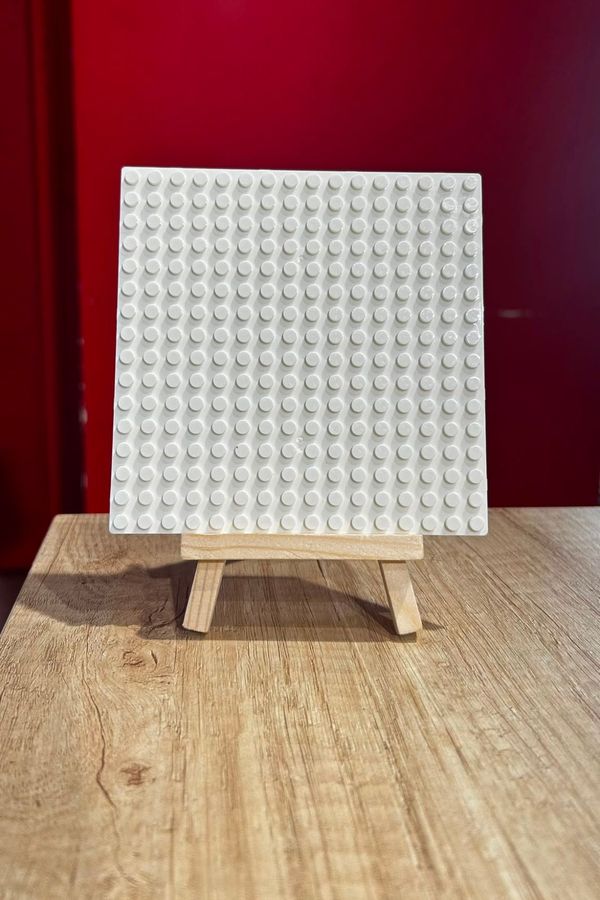 Plaque blanche 16×16 vierge posée sur son chevalet